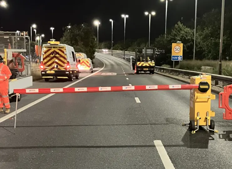 Colas boosts night-time safety and efficiency on the M275 with INSTABOOM™ remote barrier system
